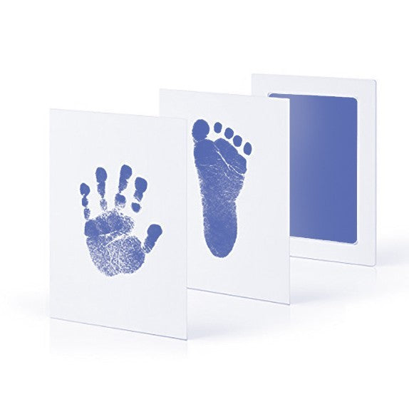 Mains et pieds de bébé avec de l'huile