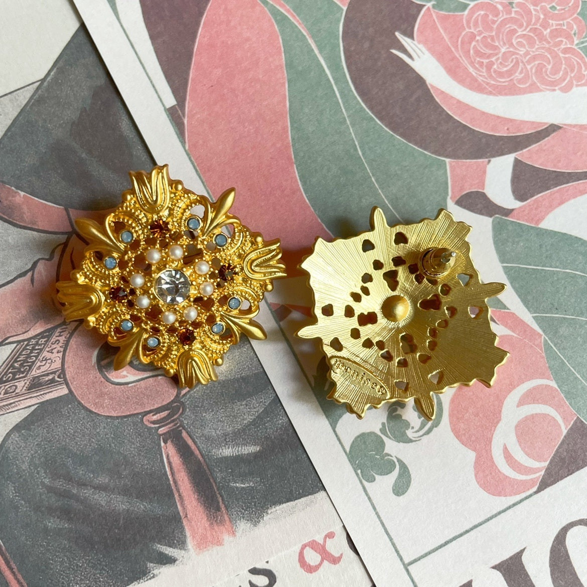 Retro Hollow Rhinestone Court Stud Earrings