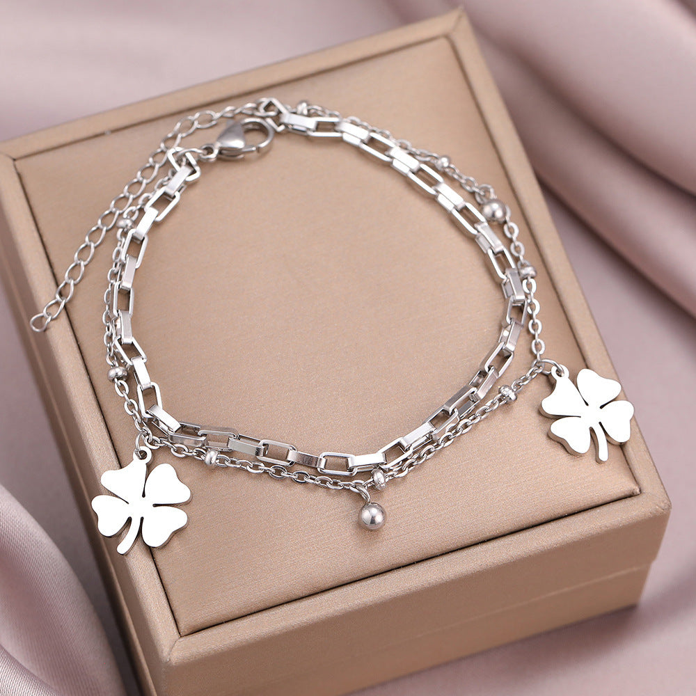 Bracelet en acier titane avec pendentif trèfle porte-bonheur