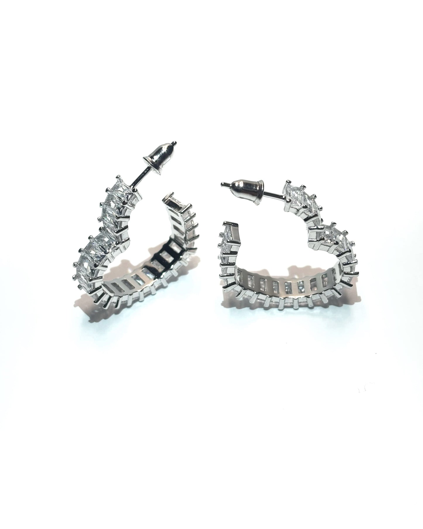 Pendientes piercing de mujer con corte circular grande en forma de corazón