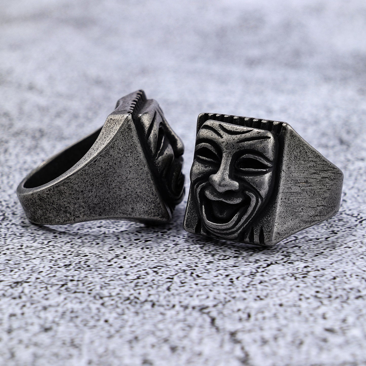 Anillo de acero de titanio con calavera de mueca callejera de Hip Hop
