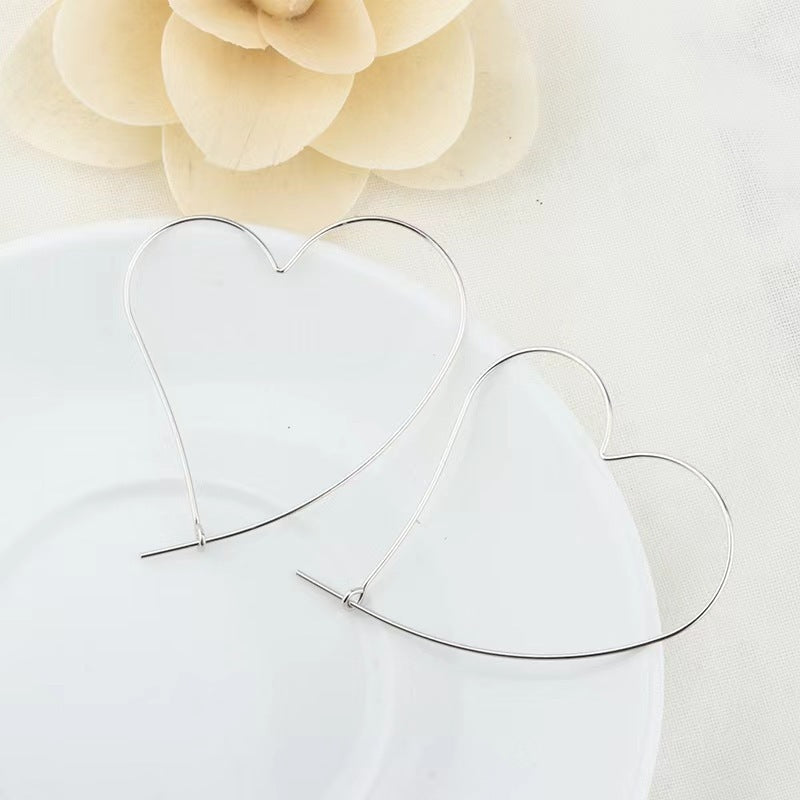 Boucles d'oreilles creuses en forme de cœur, personnalité gracieuse à la mode