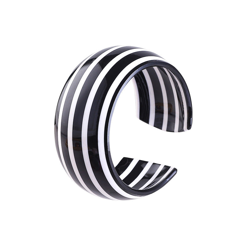 Bracelet en résine simple en forme de C à la mode