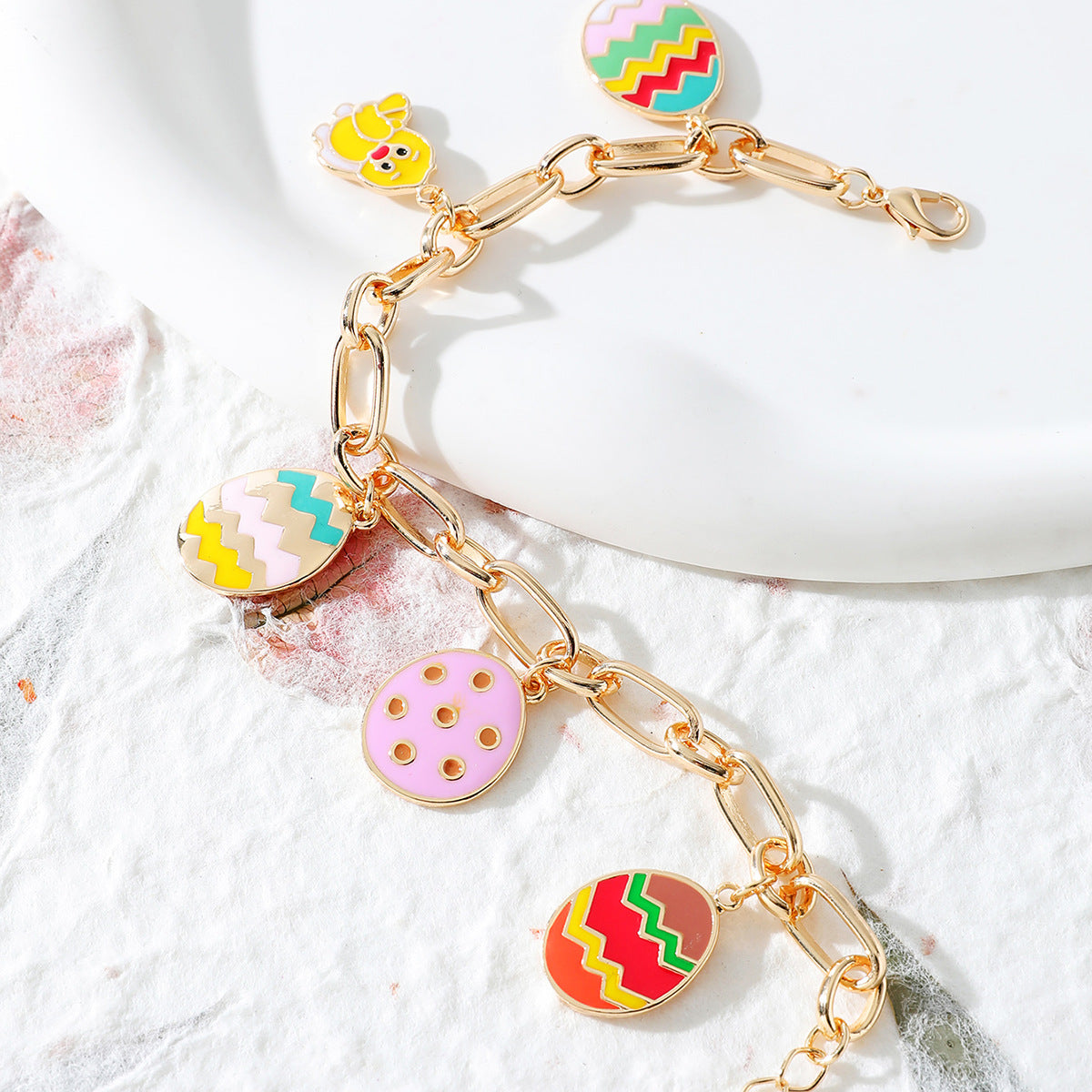 Pulsera con adorno de Pascua de pollo y huevo que gotea aceite