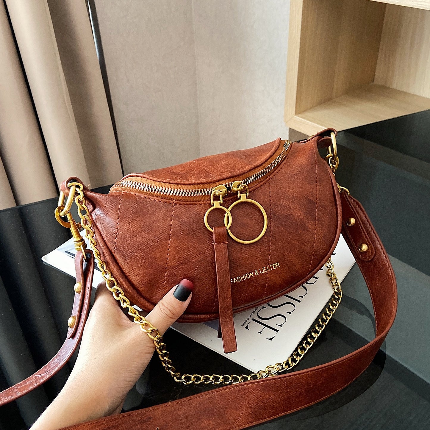 Sac de poitrine rétro léger et assorti à la mode pour femmes