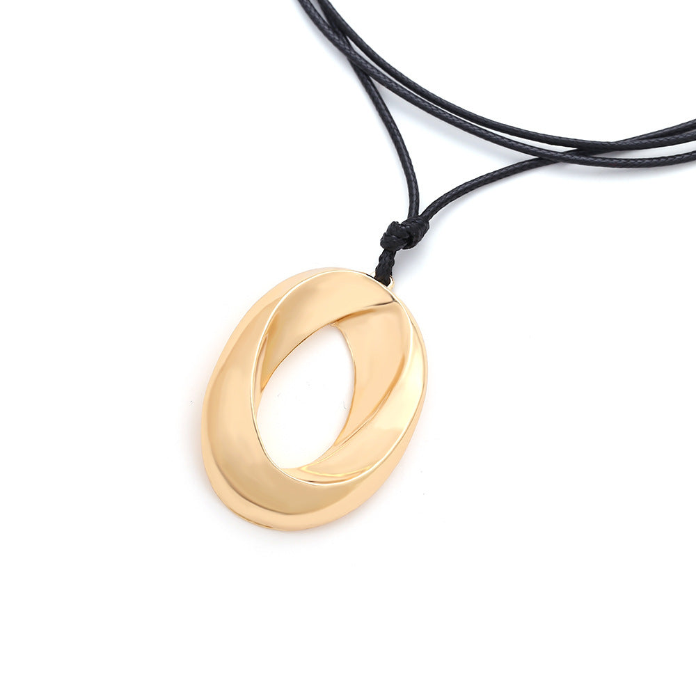 Collier pendentif creux ovale vintage