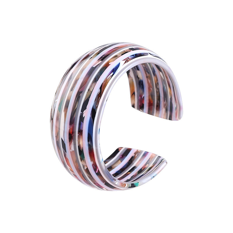 Bracelet en résine simple en forme de C à la mode