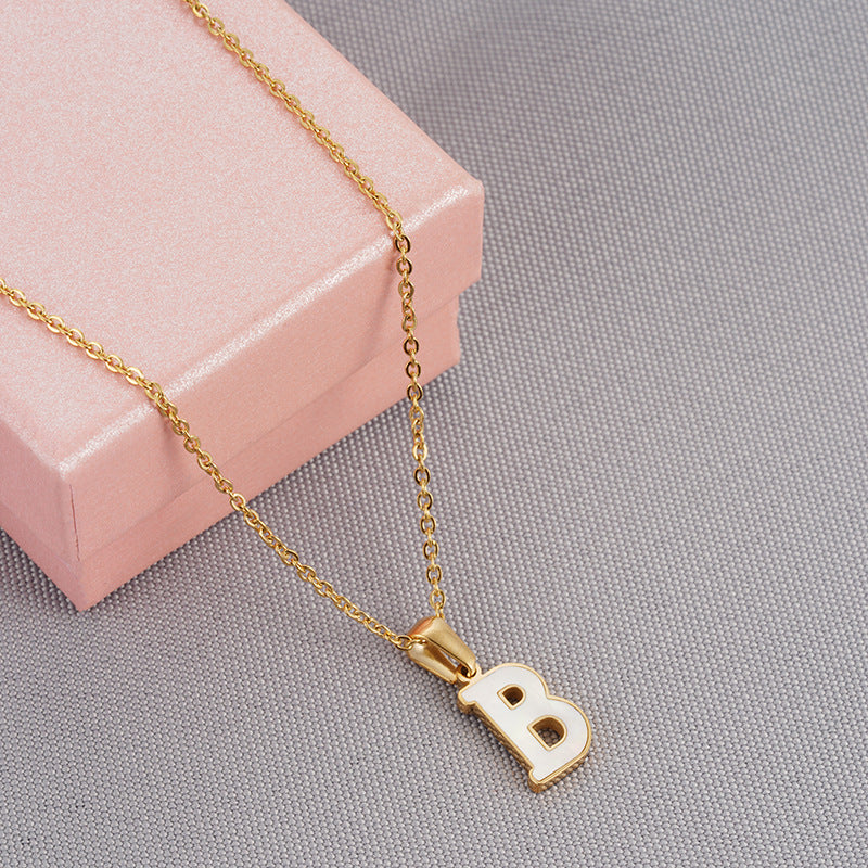 Collier pendentif lettre en acier inoxydable avec coquille en or 18 carats