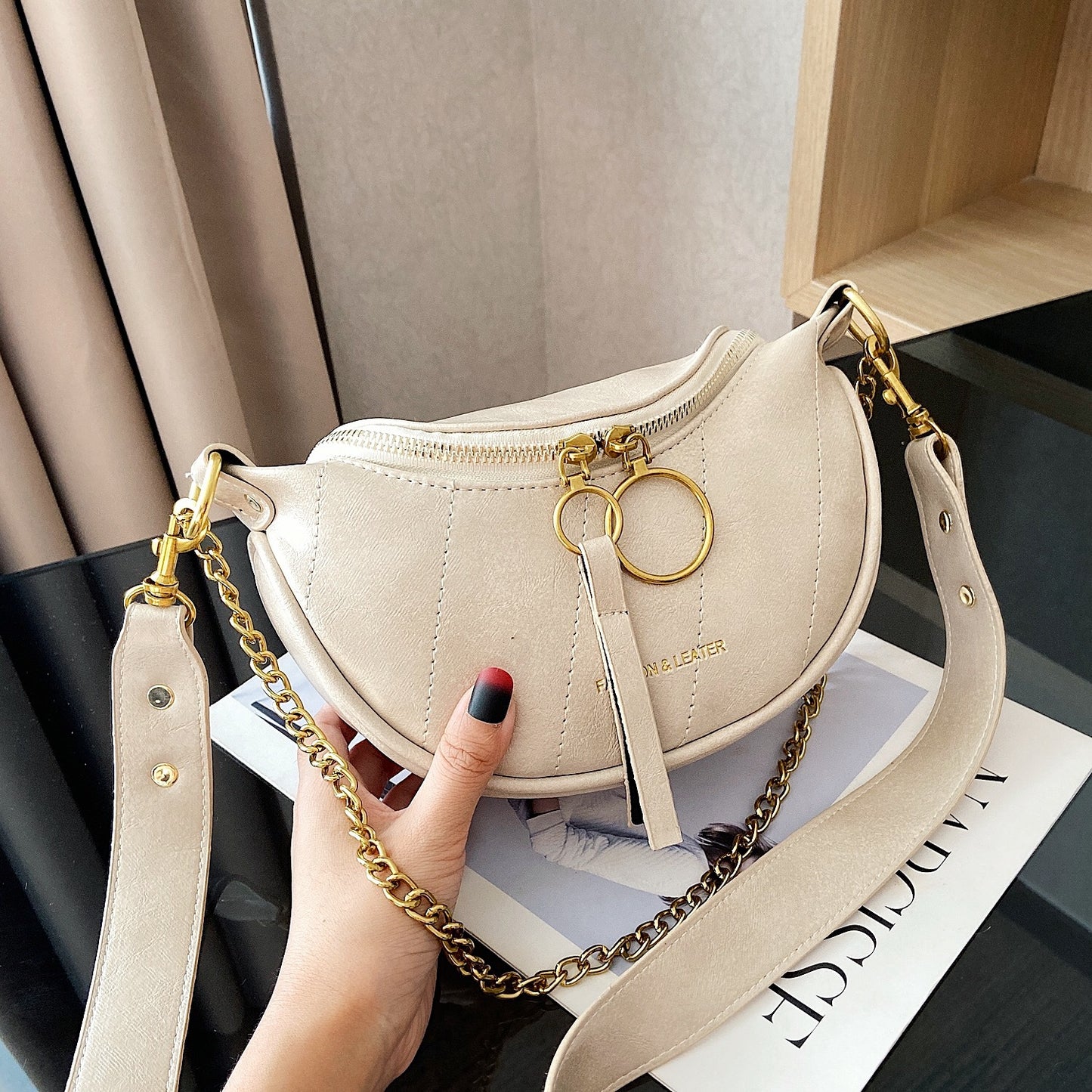 Sac de poitrine rétro léger et assorti à la mode pour femmes