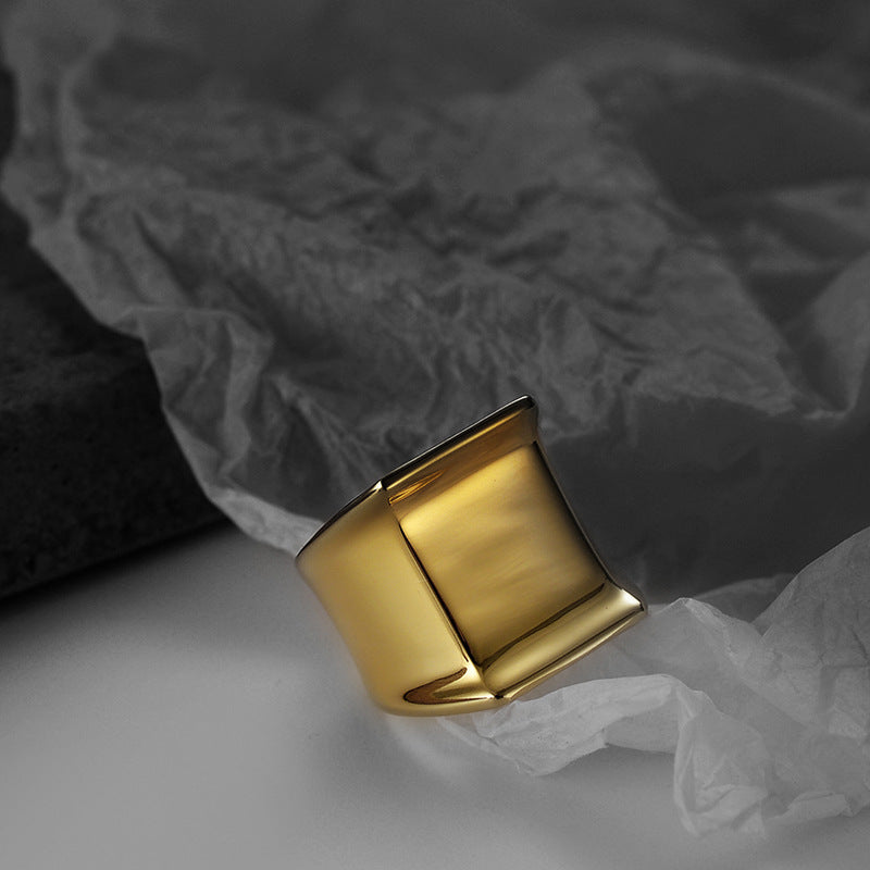 Anillo femenino ancho brillante de plata