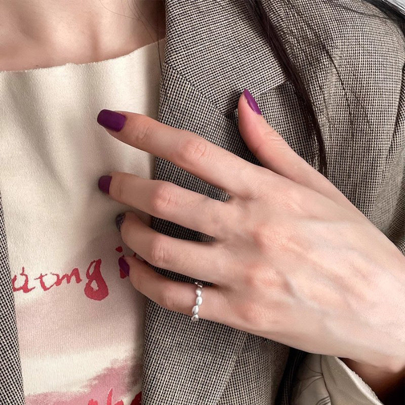 Anillo cruzado irregular de línea hueca femenina