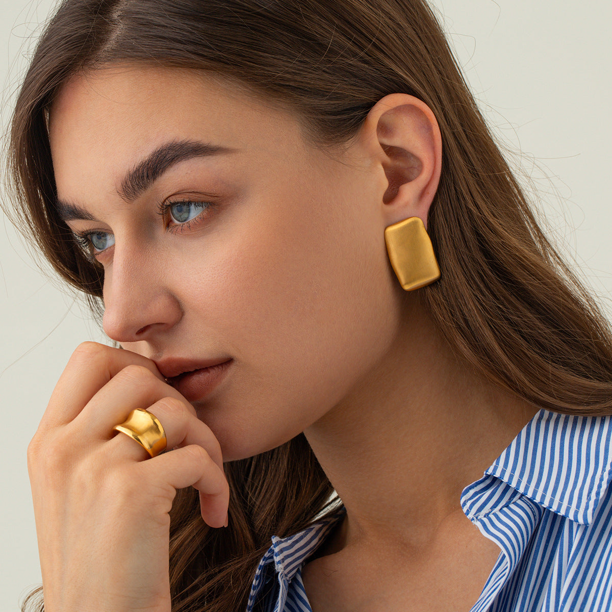 Pendientes cepillados mate rectangulares de oro retro de 18 quilates