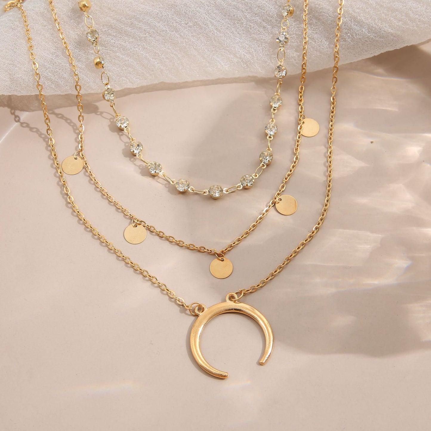 Collier multicouche européen et américain à petites tranches rondes avec pampilles et lune