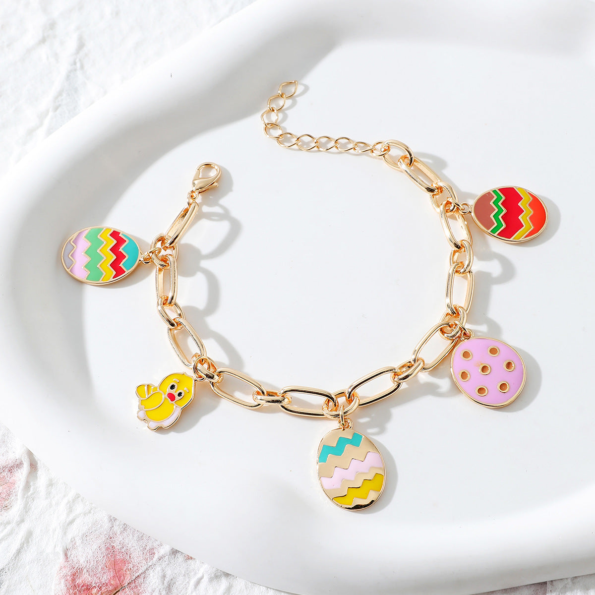 Pulsera con adorno de Pascua de pollo y huevo que gotea aceite