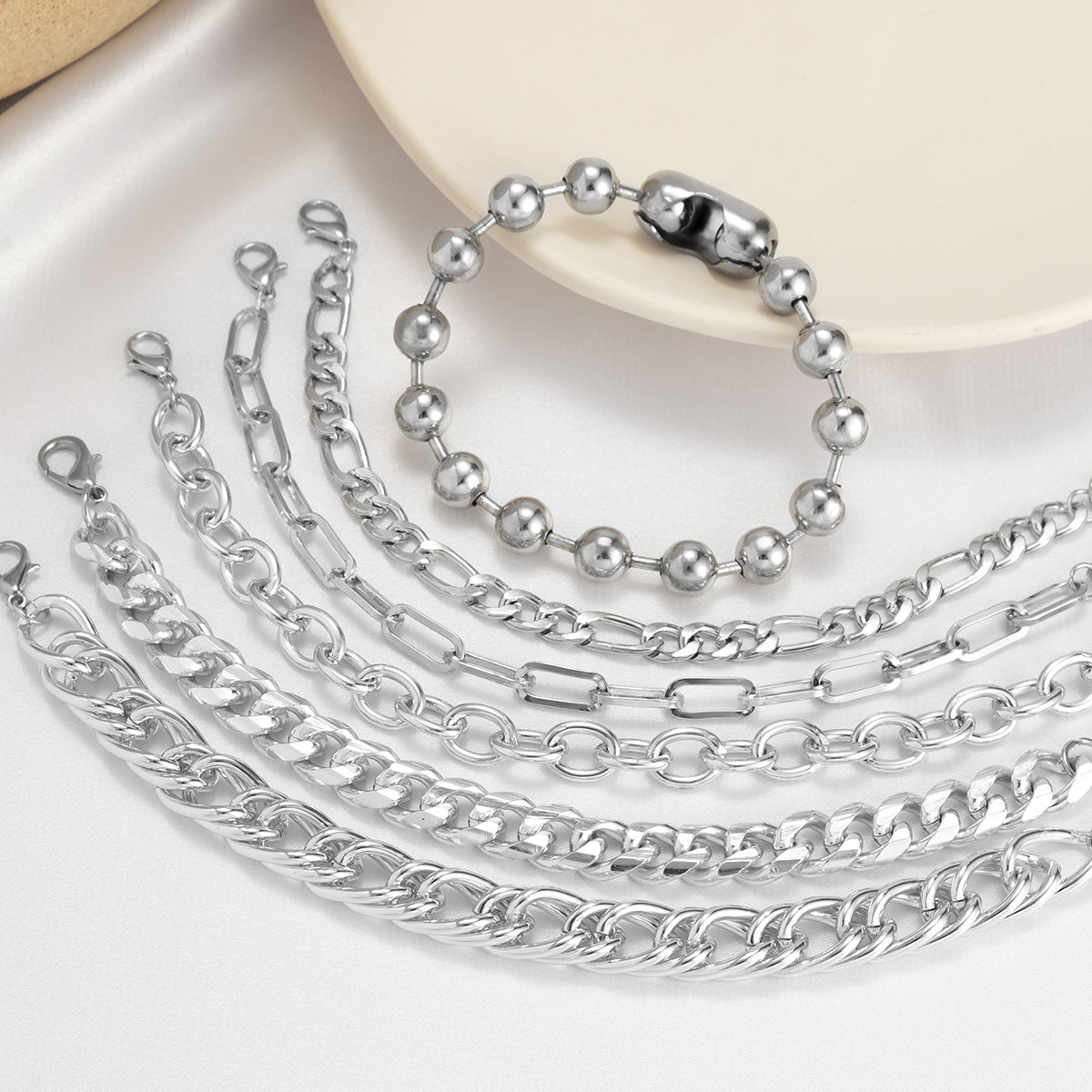 Bracelet multicouche à chaîne en métal avec perles rondes exagérées