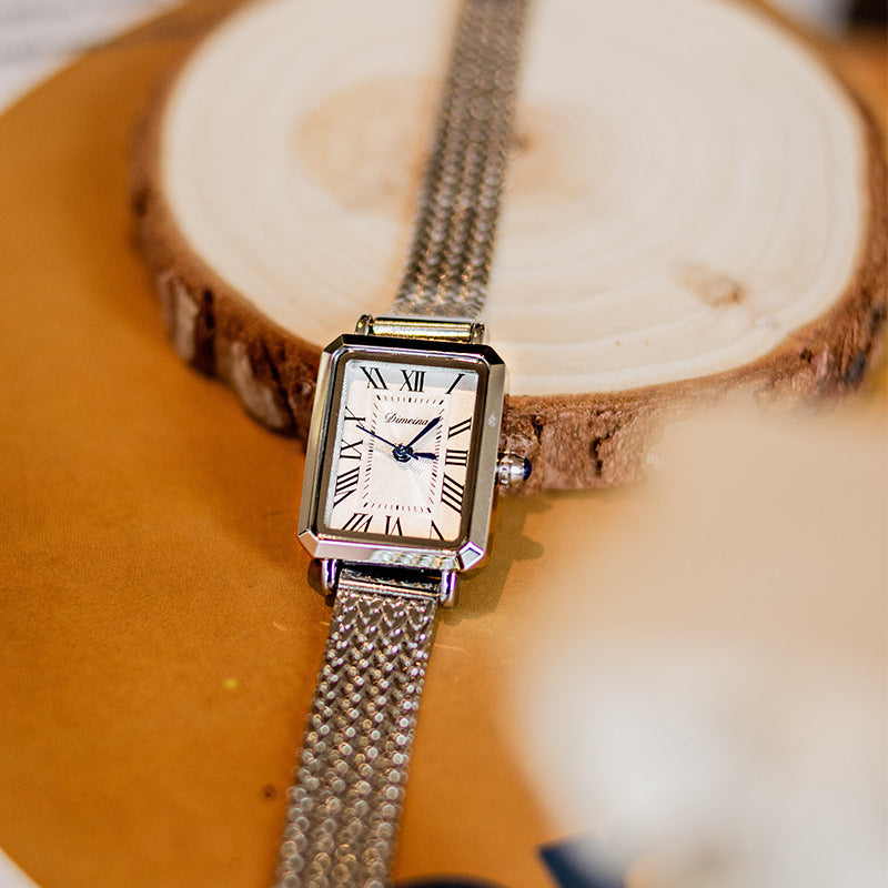 Montre rectangulaire mi-ancienne avec ceinture en maille Milan