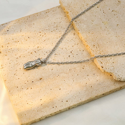 18K Stainless Steel Clavicle Chain Female Portrait