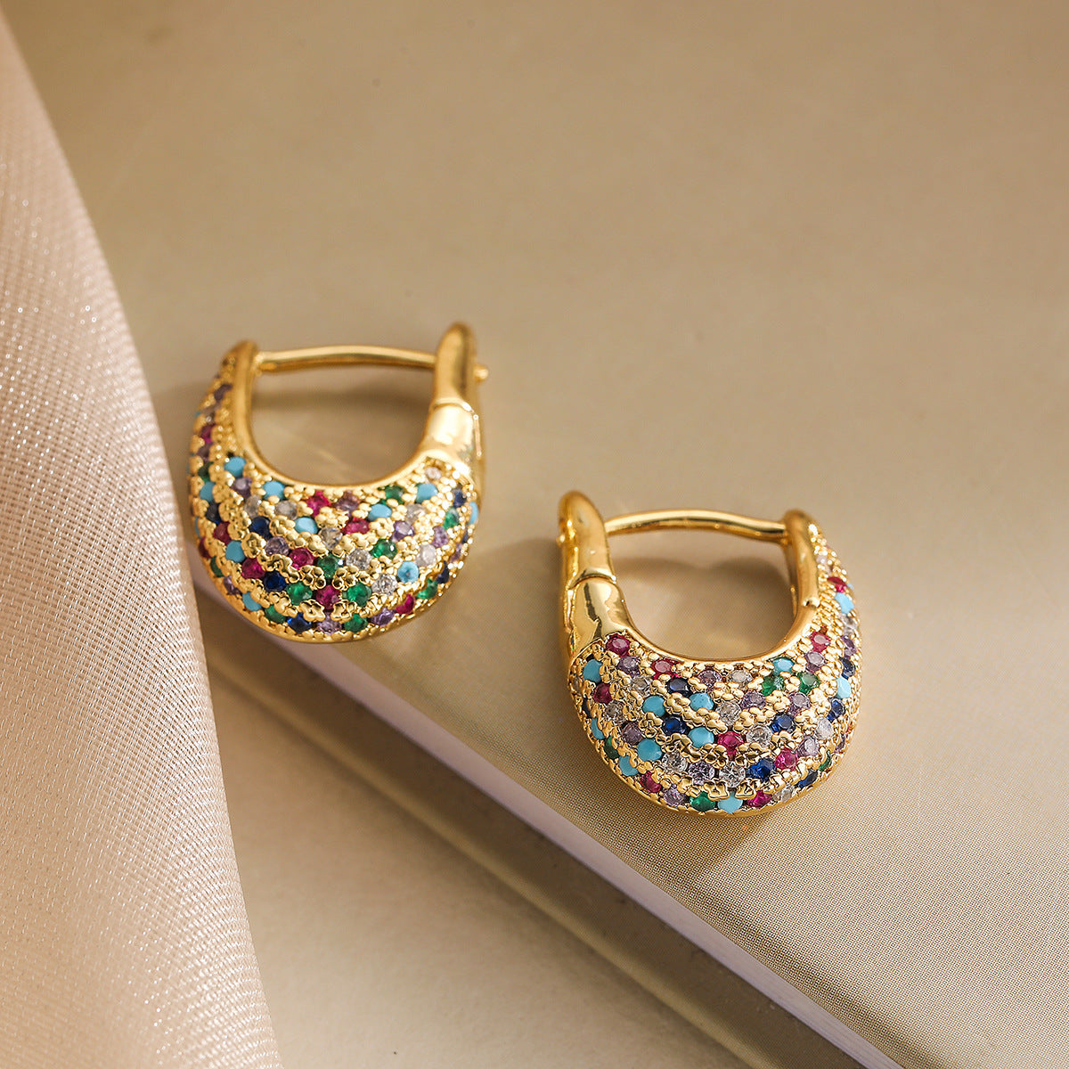 Boucles d'oreilles en forme de U avec placage en cuivre et zircon incrusté d'or 18 carats