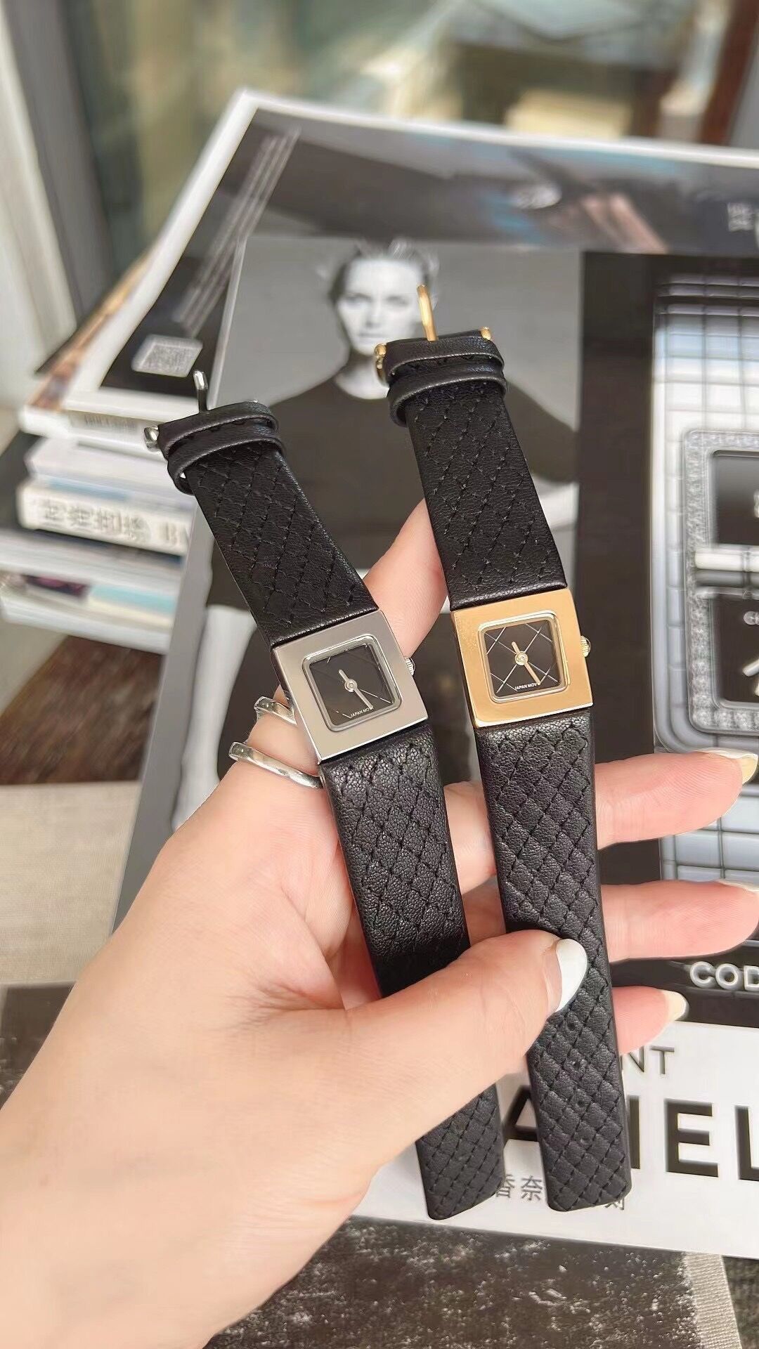 Montre en cuir pour femme au design rétro carré