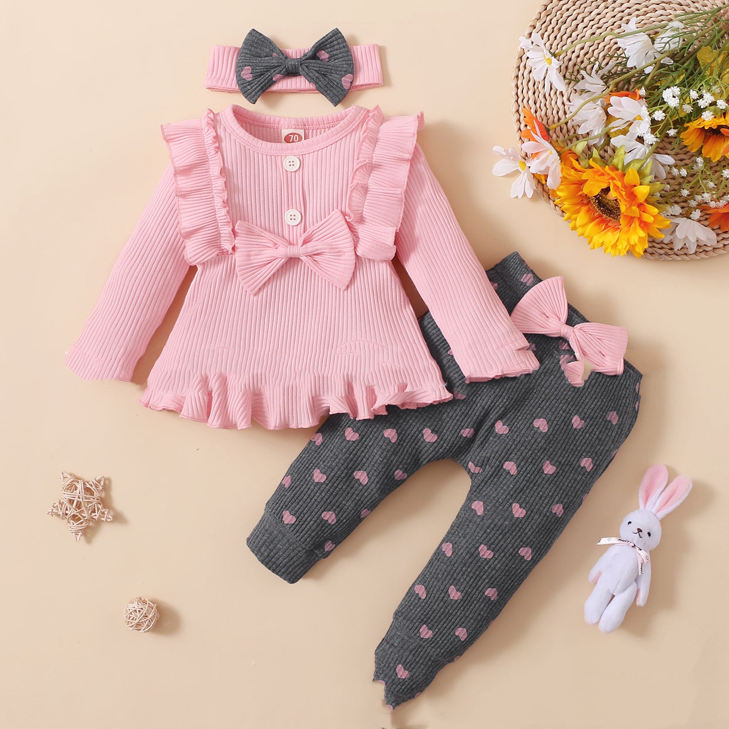 Traje para niños pequeños con top de rayas hundidas y leggings estampados con forma de corazón de melocotón