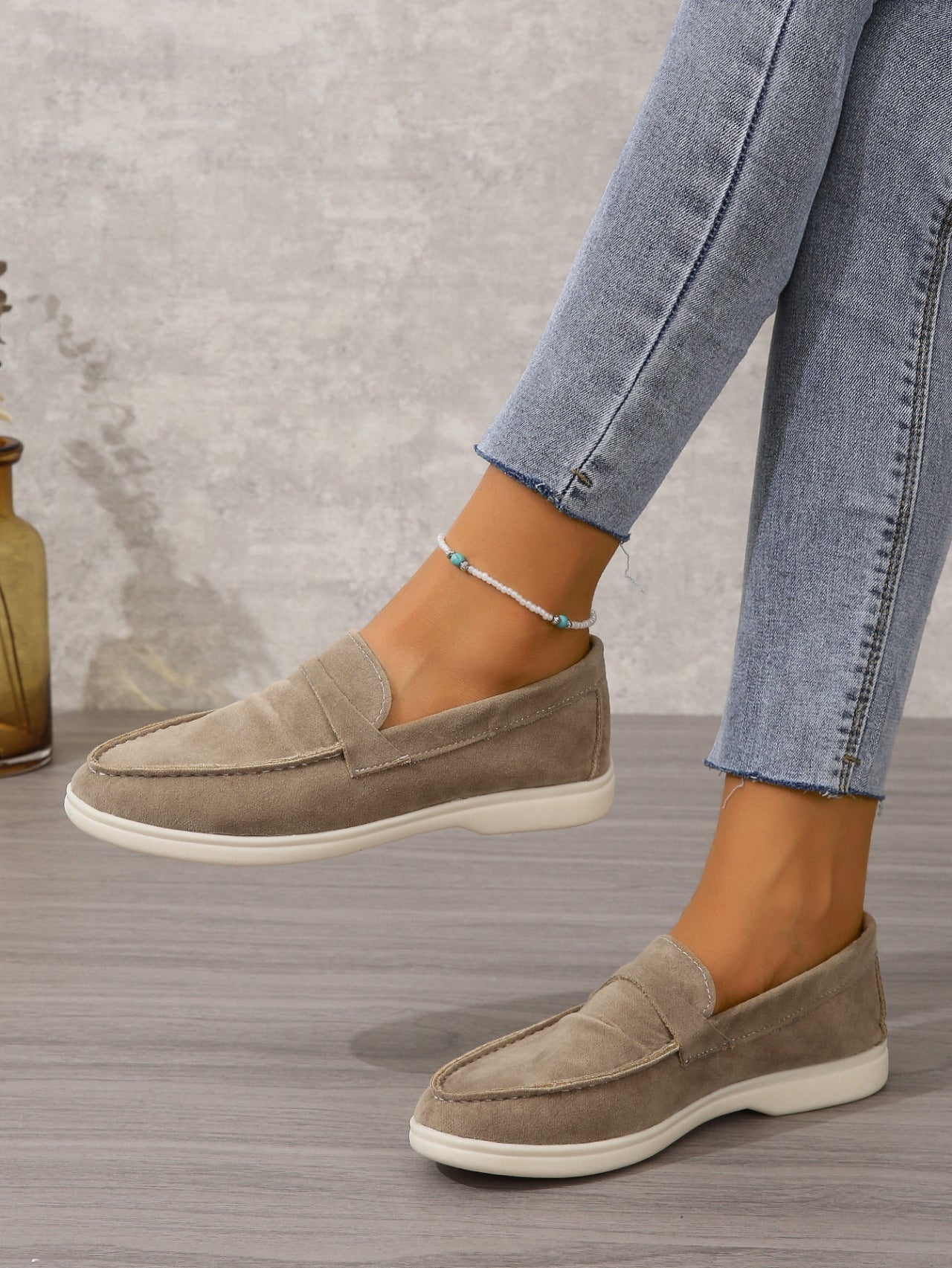 Zapatos retro perezosos de fondo plano con superficie esmerilada