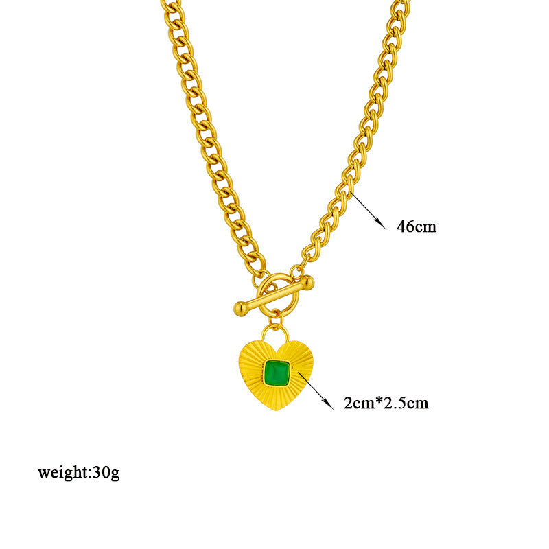 Personalidad retro europea y americana Hebilla OT En forma de corazón con incrustaciones de rayas verdes Colgante Amor Collar de adorno de metal de acero de titanio