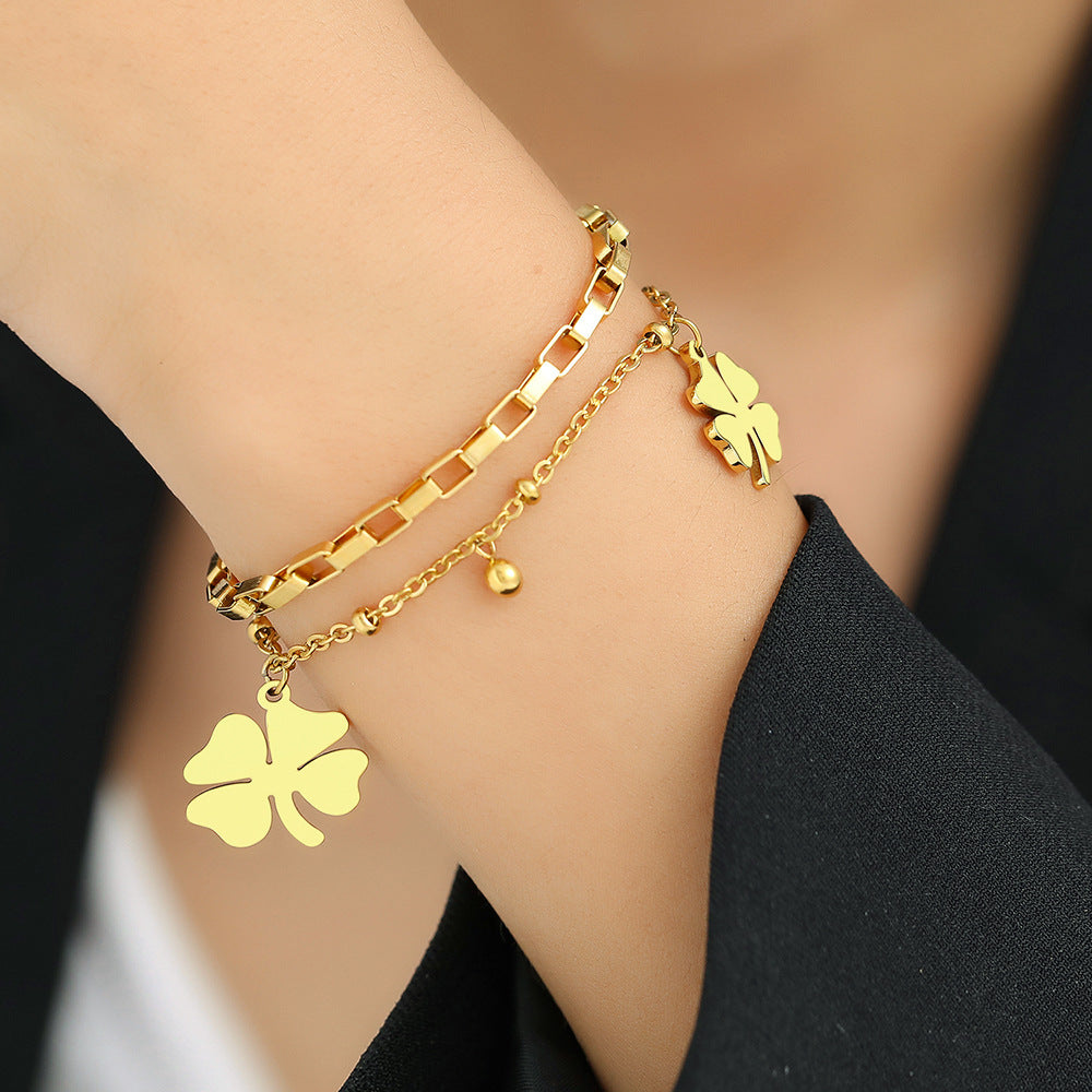 Bracelet en acier titane avec pendentif trèfle porte-bonheur