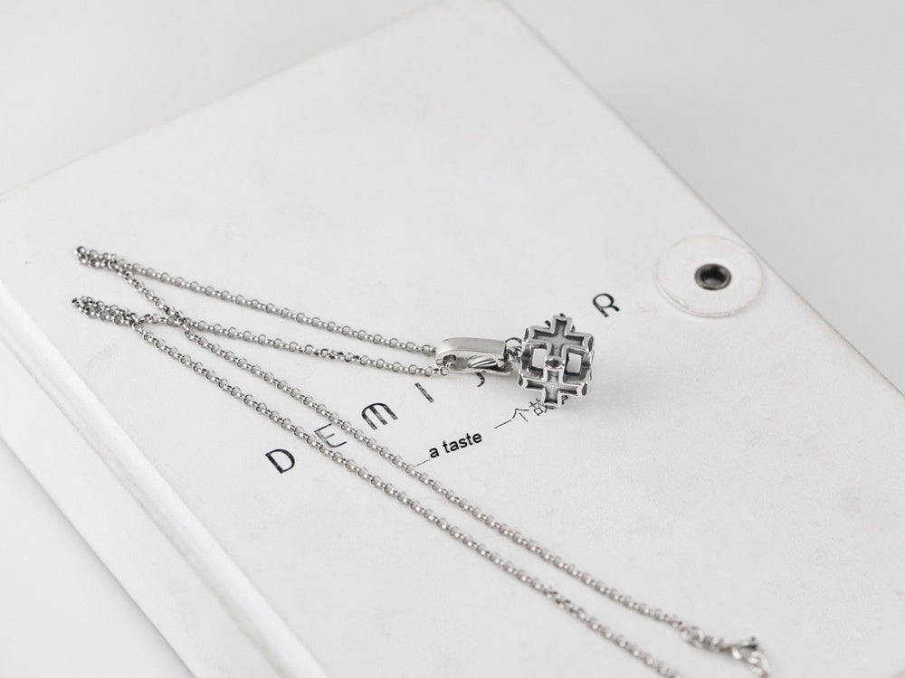 Pendentif carré en croix de bijoux Niello en détresse rétro