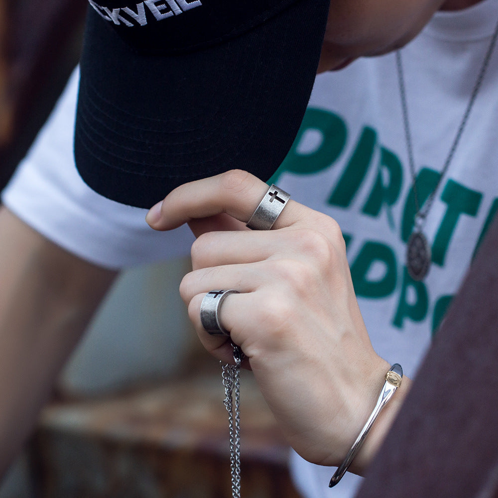 Bague en acier titane personnalité croix rétro creux