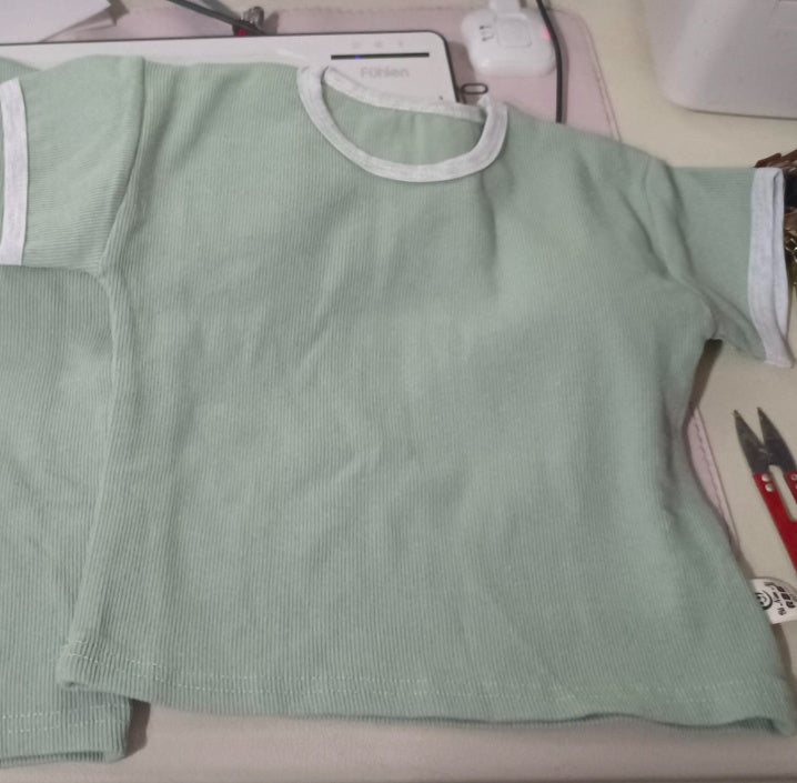 Vêtements pour nourrissons et jeunes enfants fabriqués à partir d'un vieux costume de sport décontracté à manches courtes