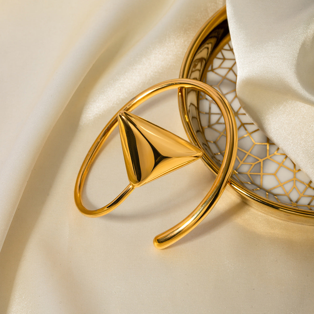 Pulsera en espiral triangular de acero inoxidable en oro de 18 quilates