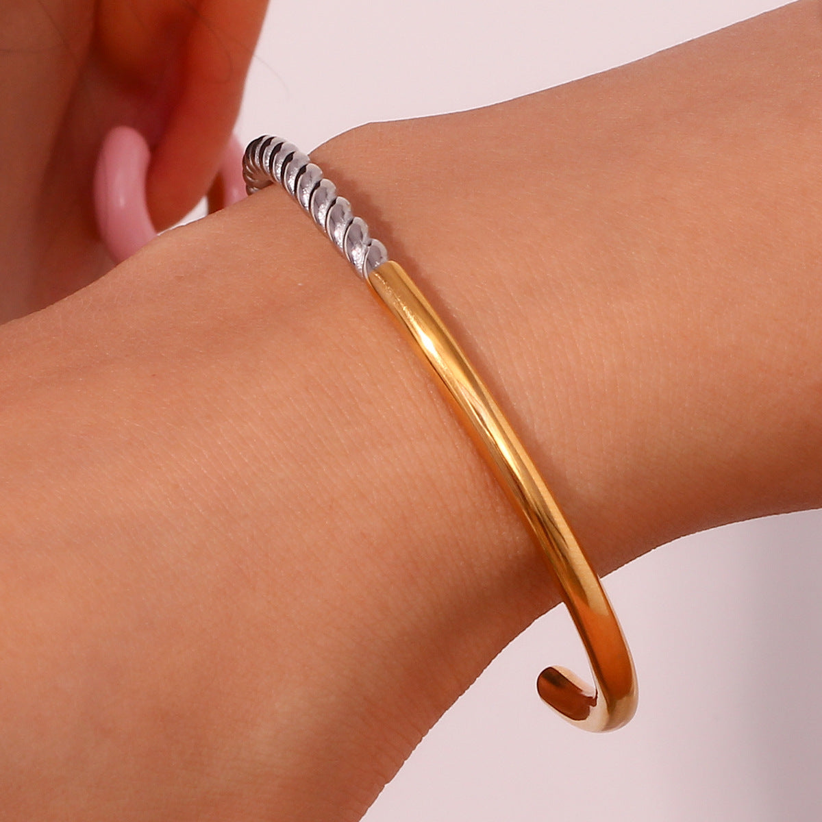 Pulsera brillante a juego con colores torcidos