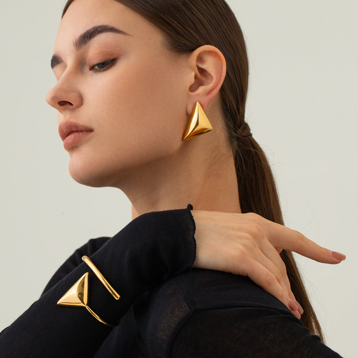 Pulsera en espiral triangular de acero inoxidable en oro de 18 quilates
