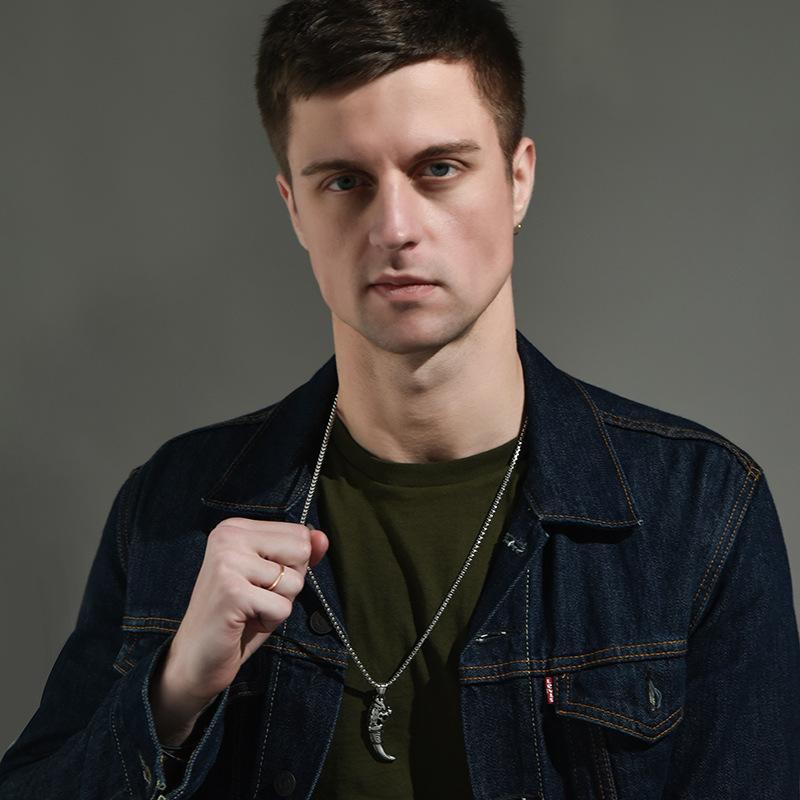 Collier rétro en acier titane avec dents de loup