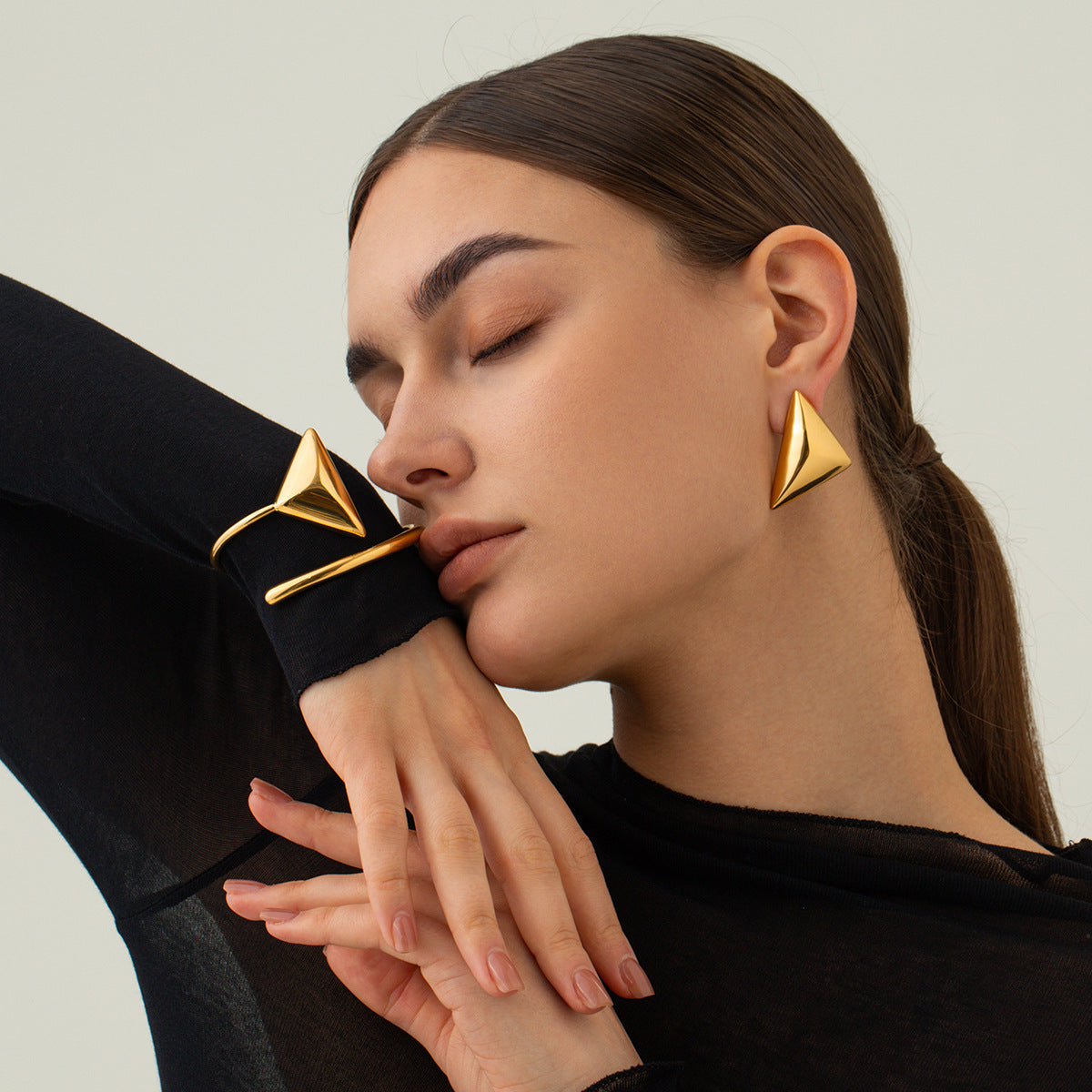 Pulsera en espiral triangular de acero inoxidable en oro de 18 quilates