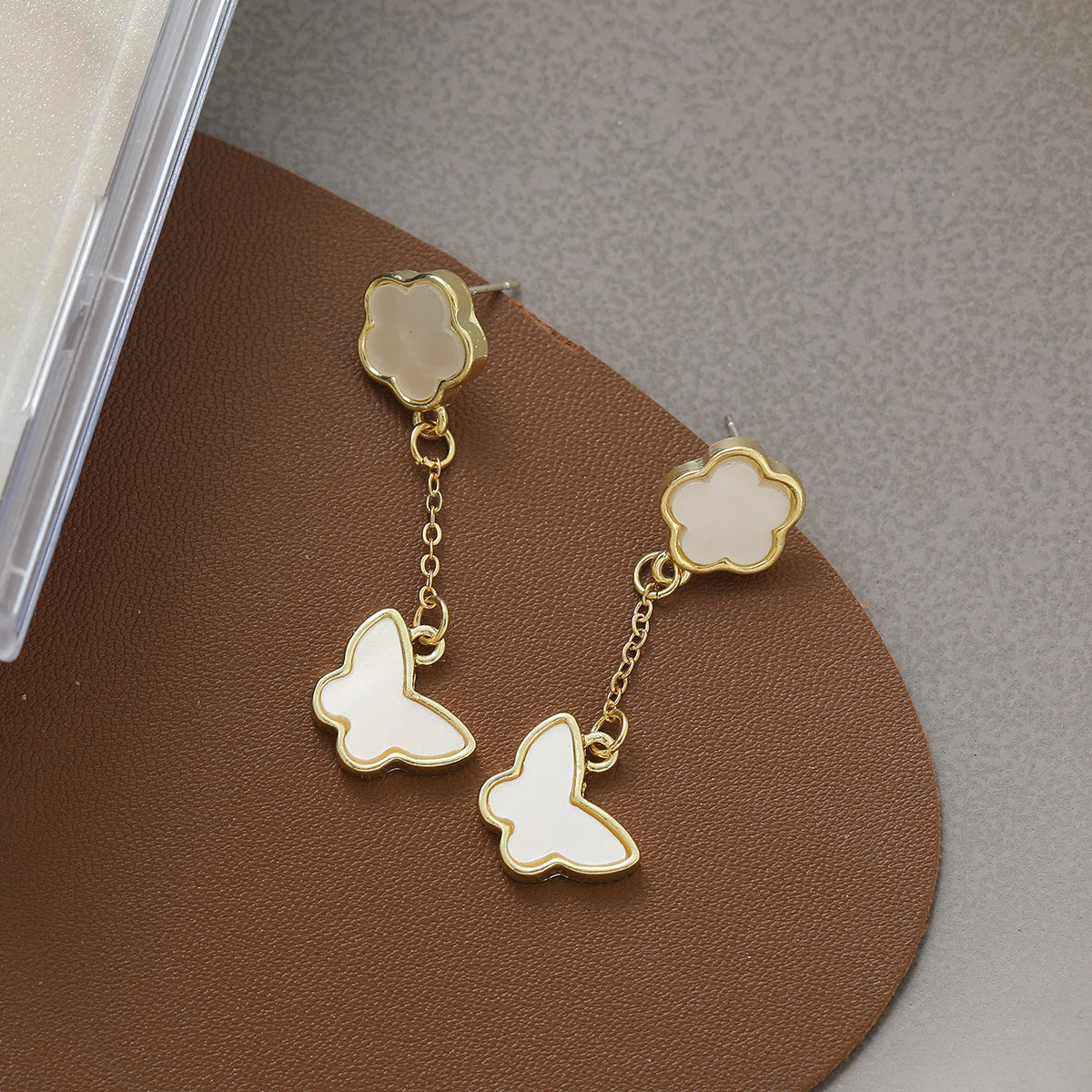 Silver Needle Retro High-grade Parthenocissus Grass Butterfly Earrings