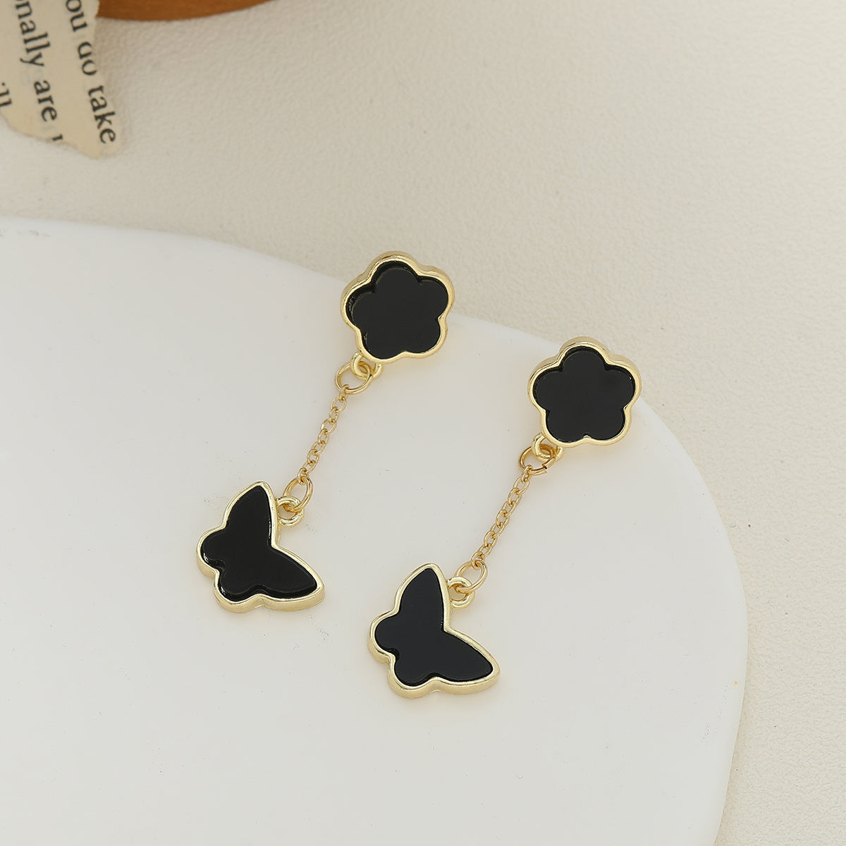 Silver Needle Retro High-grade Parthenocissus Grass Butterfly Earrings