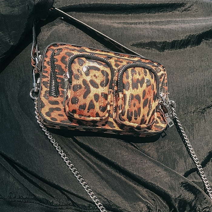 Petit sac carré à bandoulière en chaîne sous les bras
