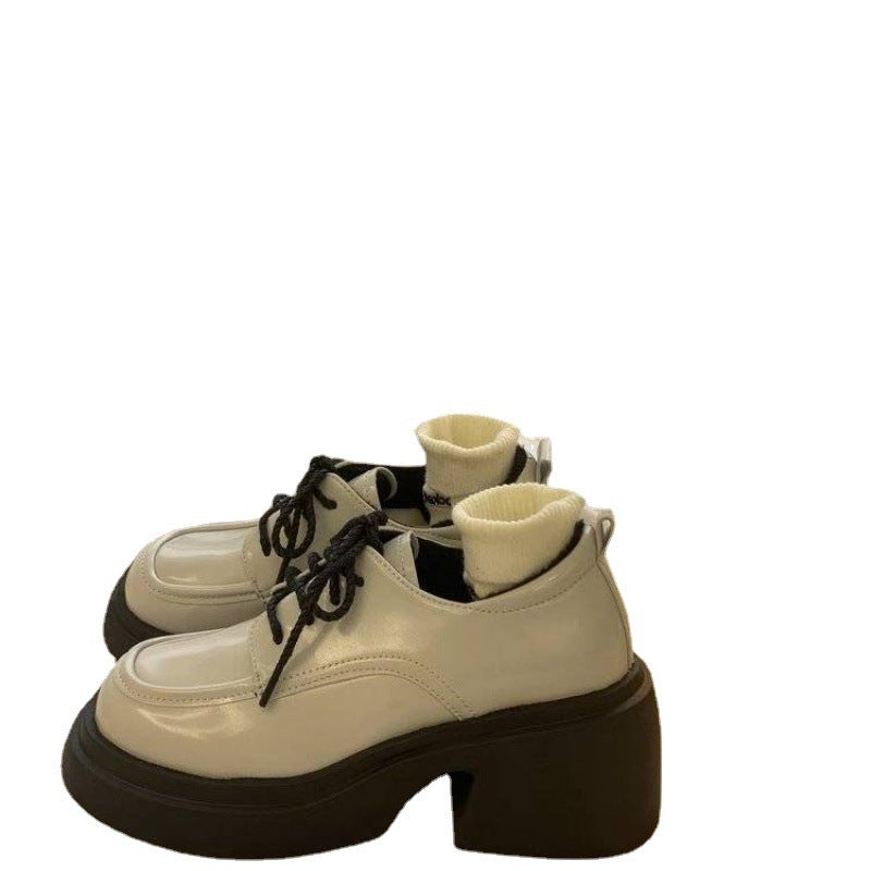 Petites chaussures en cuir noires à talons hauts et plateforme à talons épais pour femmes