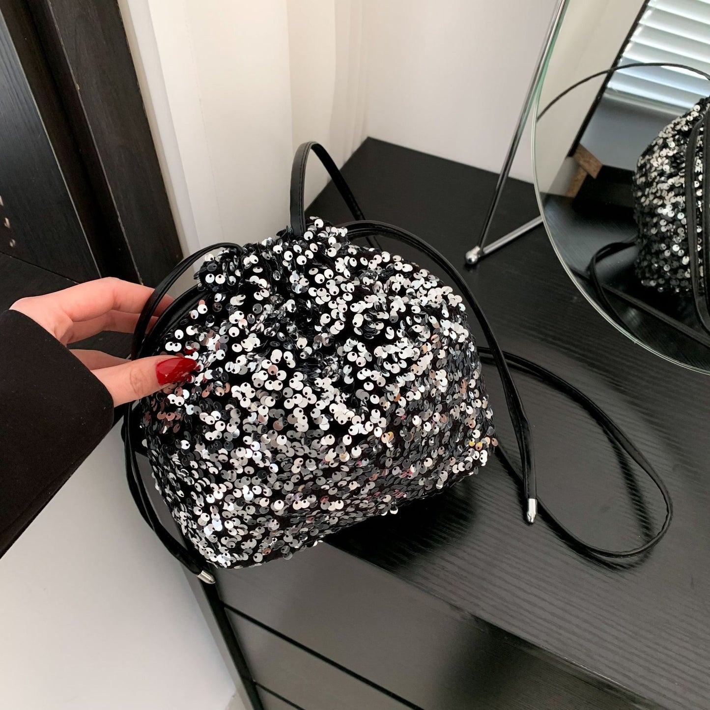 Bolso cruzado con lentejuelas de color suave y diseño plisado con cordón