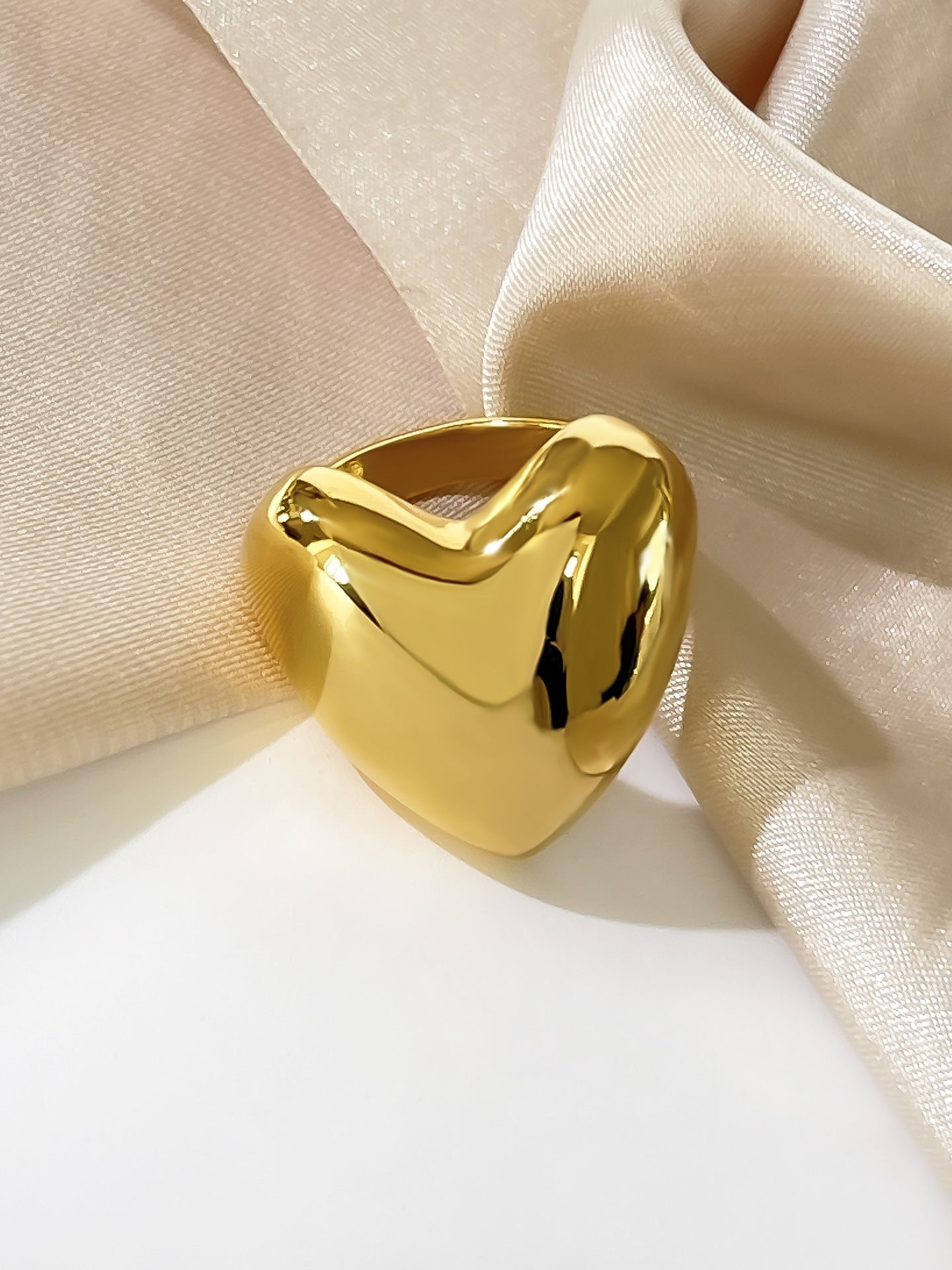 Bague en or 18 carats en forme d'amour brillant en acier titane à la mode