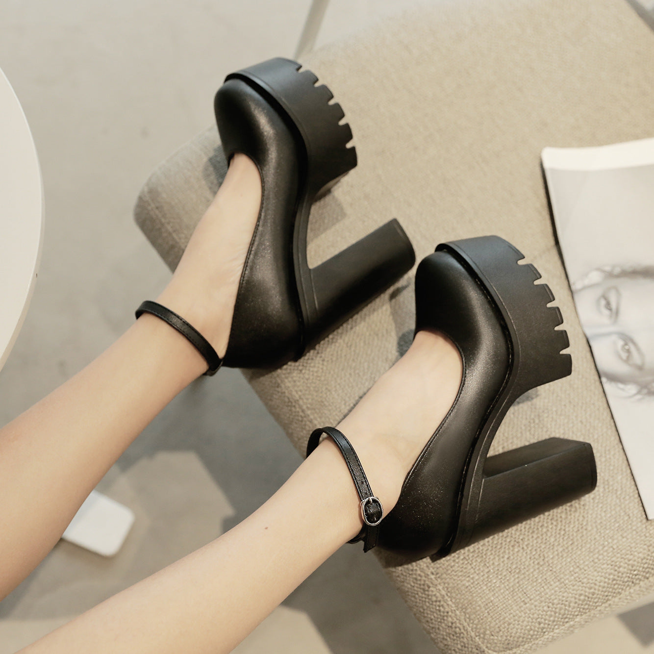 Talon épais, plate-forme imperméable, tête ronde avec chaussures à talons super hauts.