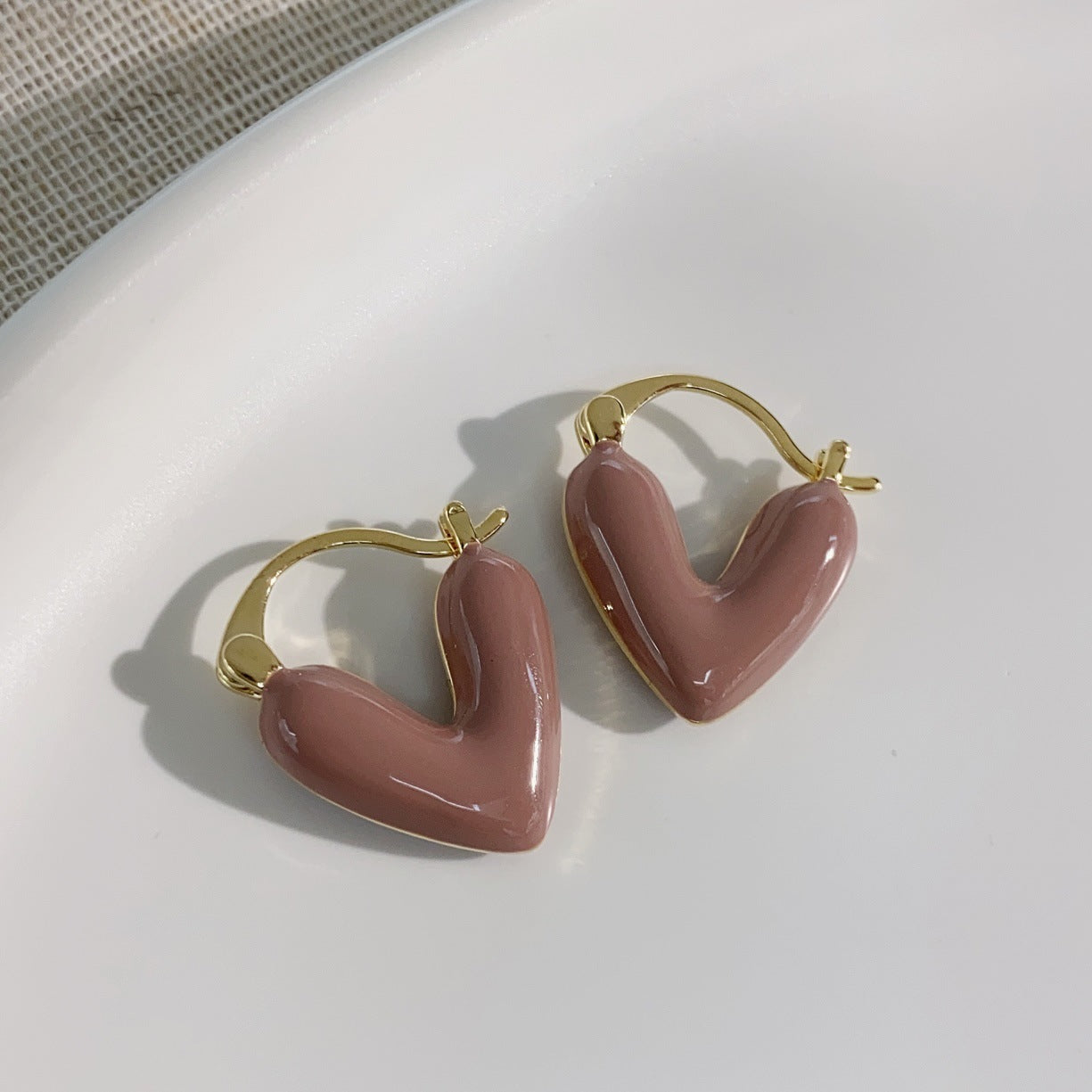 Boucles d'oreilles femme avec coeurs en émail dégoulinant de blanc