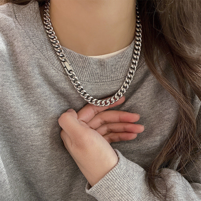 Collier en acier titane résistant à la lumière avec chaîne à maillons cubains