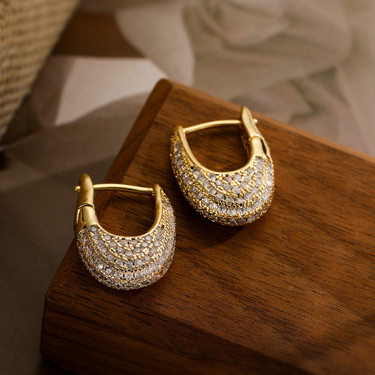 Boucles d'oreilles en forme de U avec placage en cuivre et zircon incrusté d'or 18 carats
