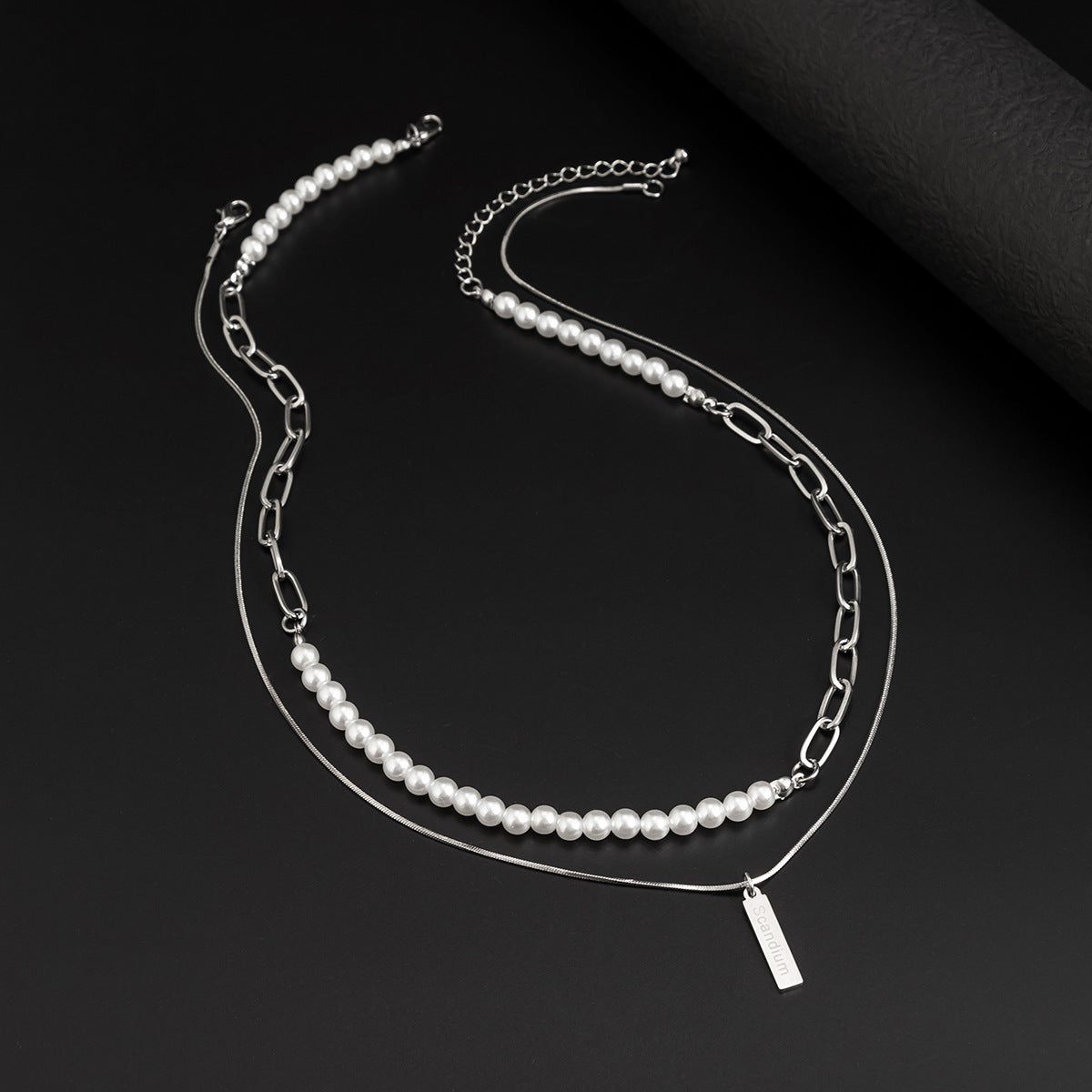 Collar de perlas con etiqueta de acero y titanio para hombre