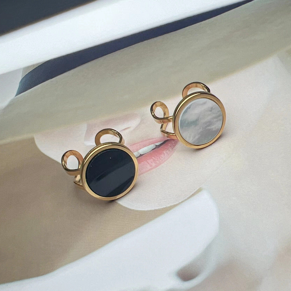 Anillo de Ágata Negra Concha Blanca Apertura de Acero Inoxidable Chapado en Oro