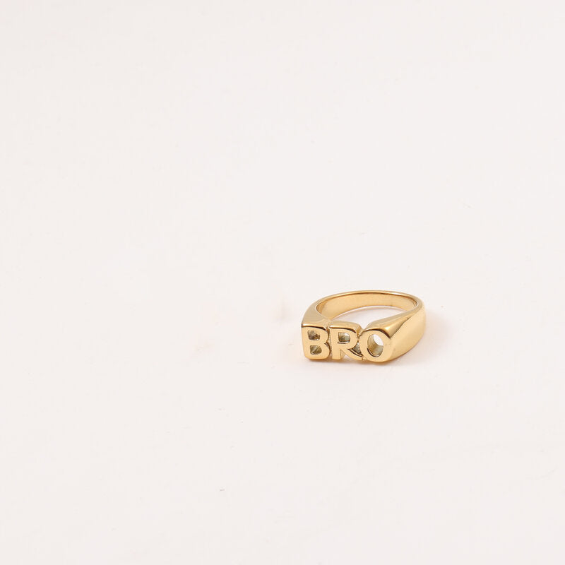 Anillo de oro de 18 quilates con revestimiento de acero de titanio y sello de letra
