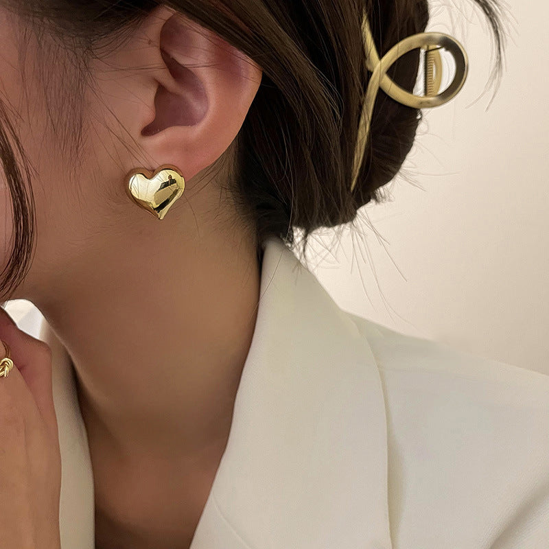 Boucles d'oreilles en forme de cœur tridimensionnelles en métal simple, conception d'intérêt particulier