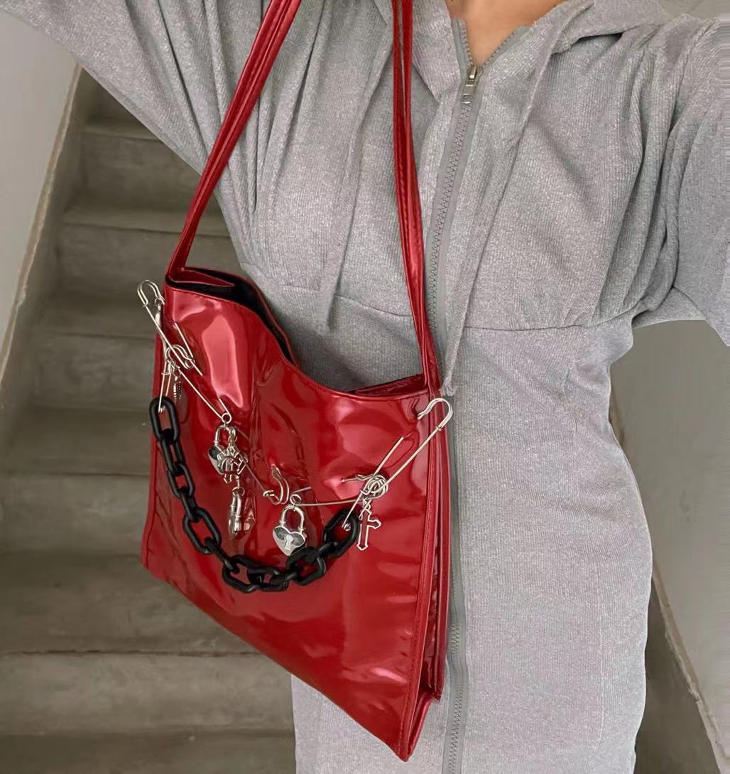 Sac à bandoulière rouge en cuir verni rétro Punk Subculture Y2k Millennium